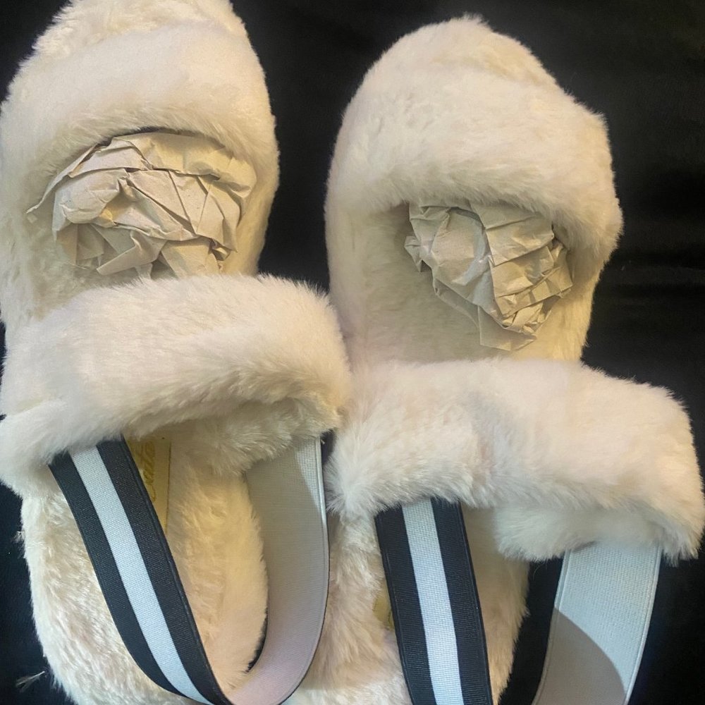Brand New Women's Size 8 Cream/Black and White Slipper